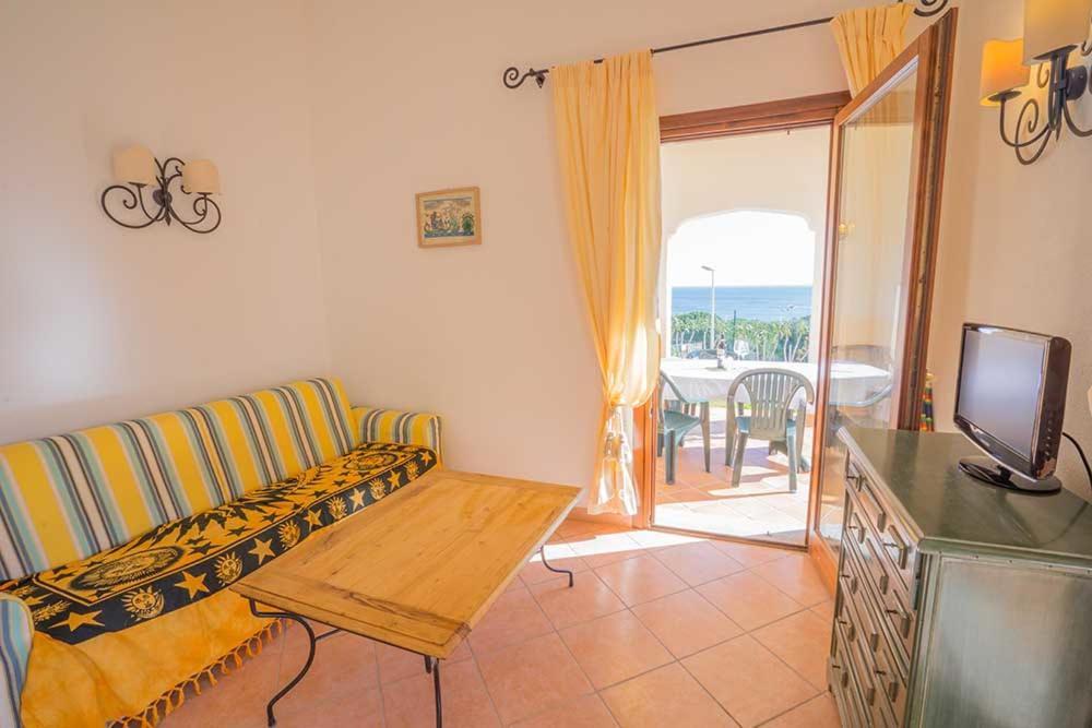 Residence Baia Sant Anna Con Piscina Танаунелла Екстер'єр фото