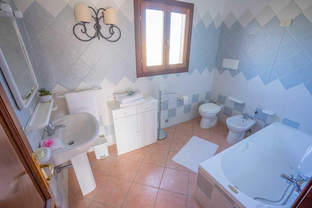 Residence Baia Sant Anna Con Piscina Танаунелла Екстер'єр фото