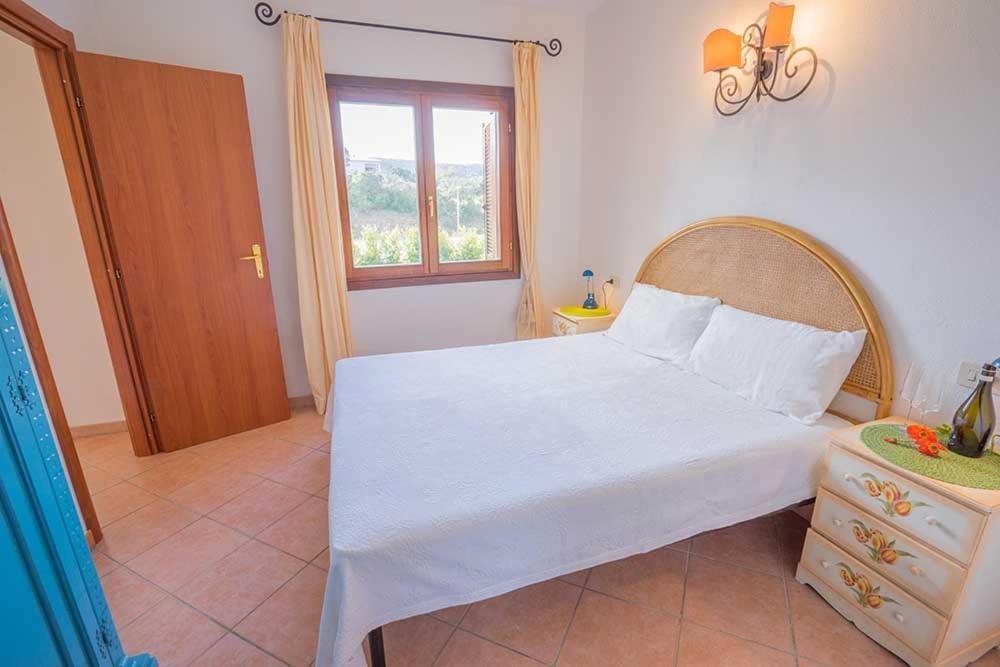 Residence Baia Sant Anna Con Piscina Танаунелла Екстер'єр фото