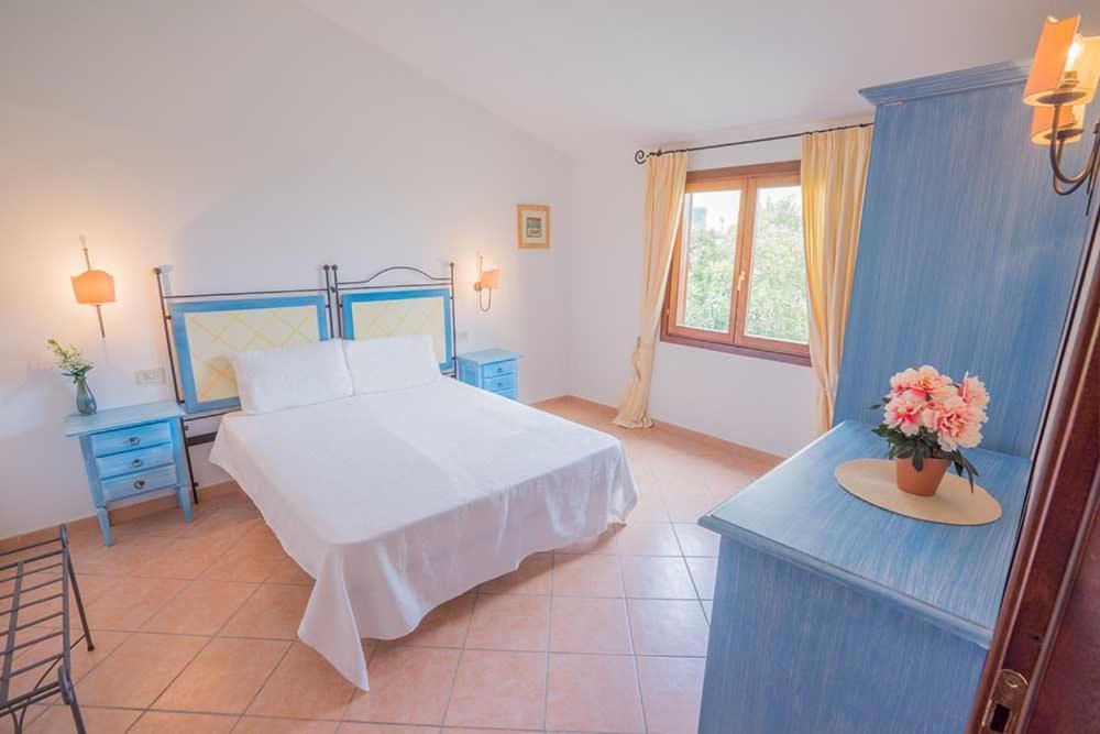 Residence Baia Sant Anna Con Piscina Танаунелла Екстер'єр фото