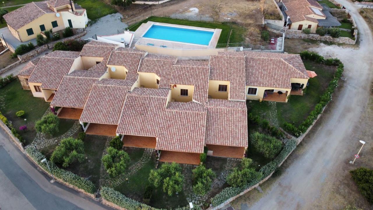 Residence Baia Sant Anna Con Piscina Танаунелла Екстер'єр фото